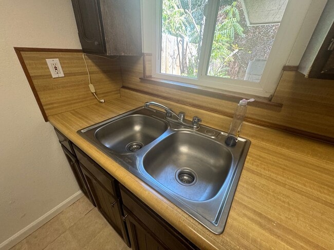Building Photo - 2 Bedroom, 1 Bath Duplex