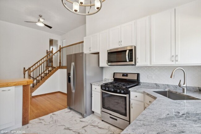 Building Photo - 403 E Lake Ave