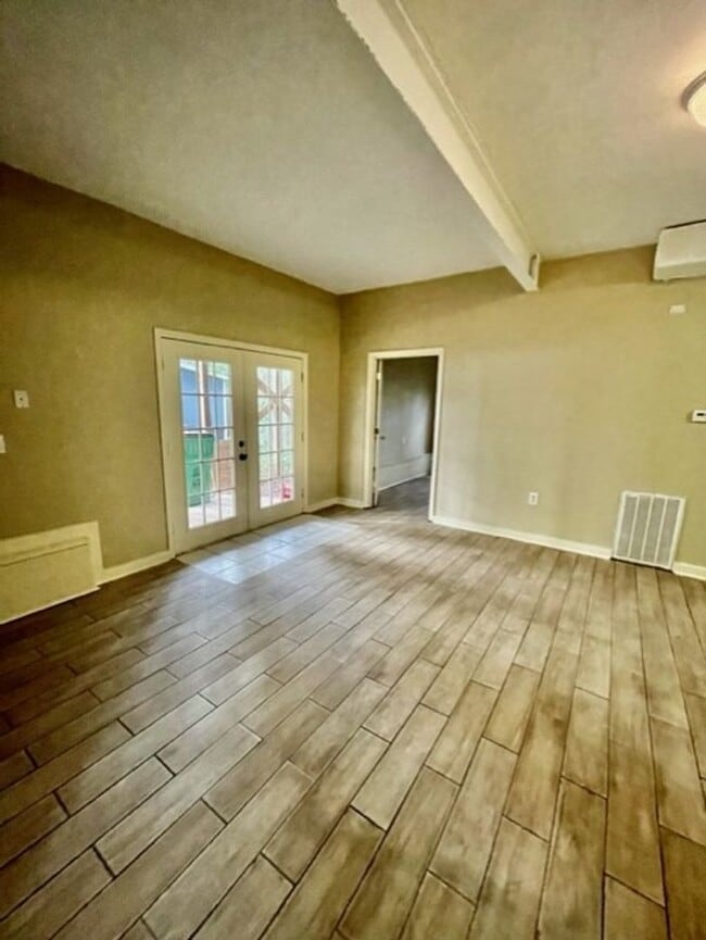 Building Photo - Adorable 2 Bedroom 1 Bath Apartment.Located in the Cotswold Area