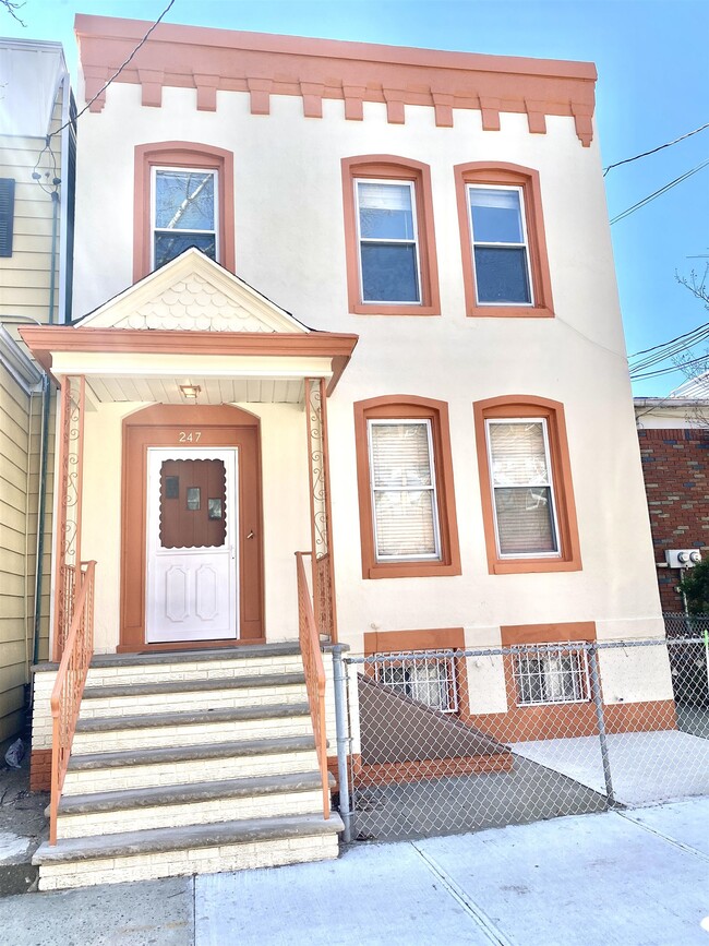 Building Photo - 247 Clendenny Ave