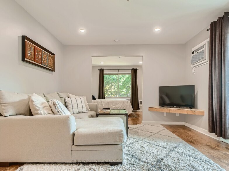 Building Photo - 2100 Ridge Dr