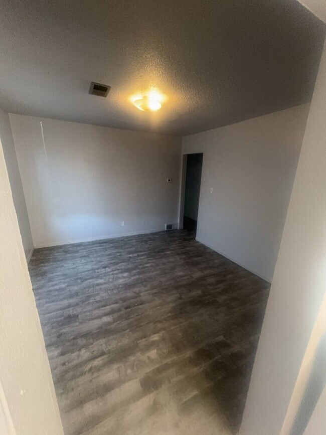 Building Photo - 2 Bed / 1 Bath Top-Floor Apartment – Acros...