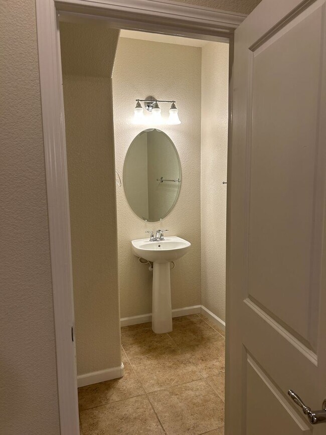 Building Photo - **READY FOR MOVE IN** Somersett Townhome
