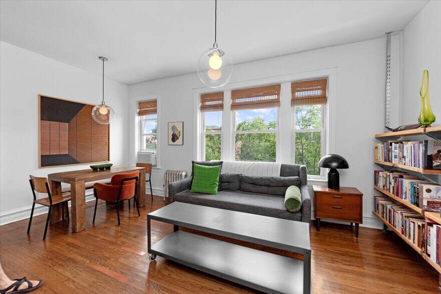 Primary Photo - 4862 N Ashland Ave