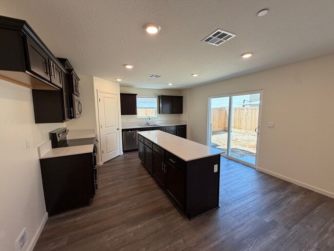 Building Photo - Beautiful New Home for rent in Tulare!