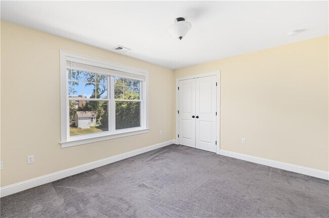 Building Photo - 20 Vanderbilt Ln