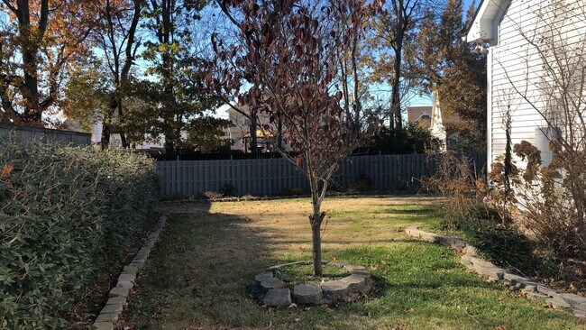 Building Photo - 3 BEDROOM with BONUS,  2.5 Bath, SIDE ENTRY GARAGE