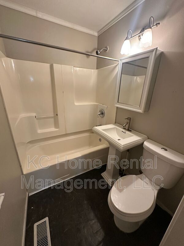 Building Photo - 10905 E 47th St