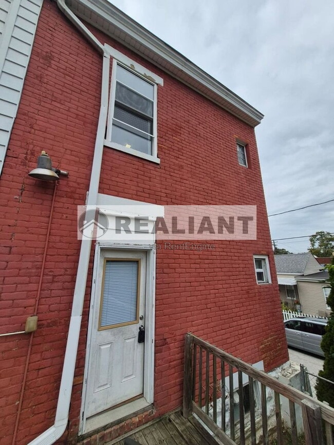Building Photo - 132 Evergreen Ave