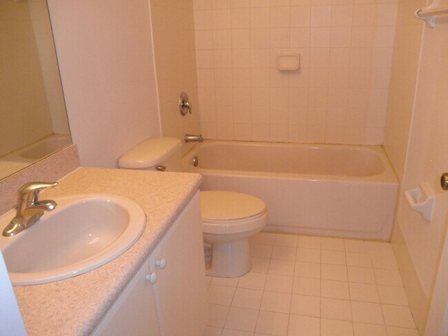 Building Photo - Shoma Townhomes