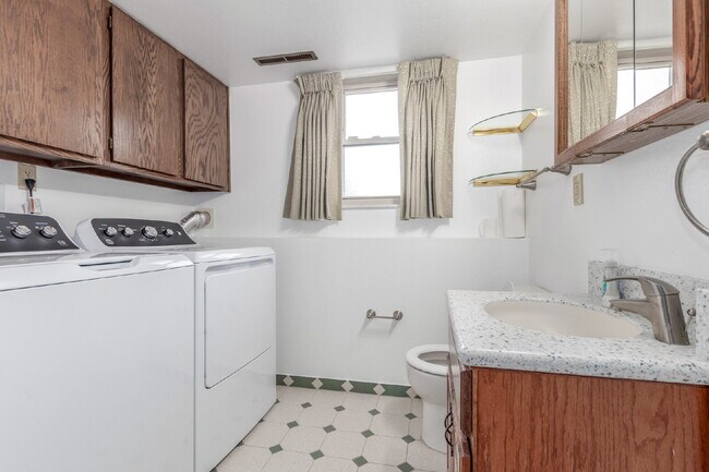 Building Photo - 6724 Knight Dr