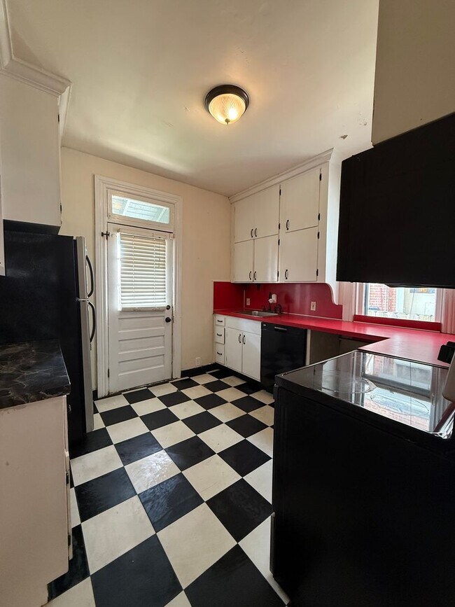 Building Photo - Spacious 4 bedroom House