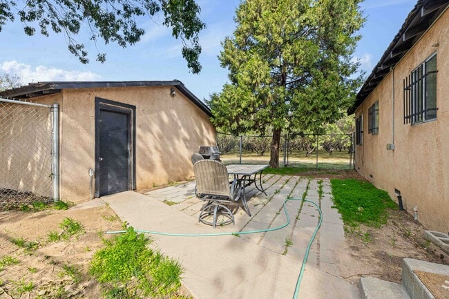 Building Photo - 2 bedroom / 1 bathroom available for rent ...