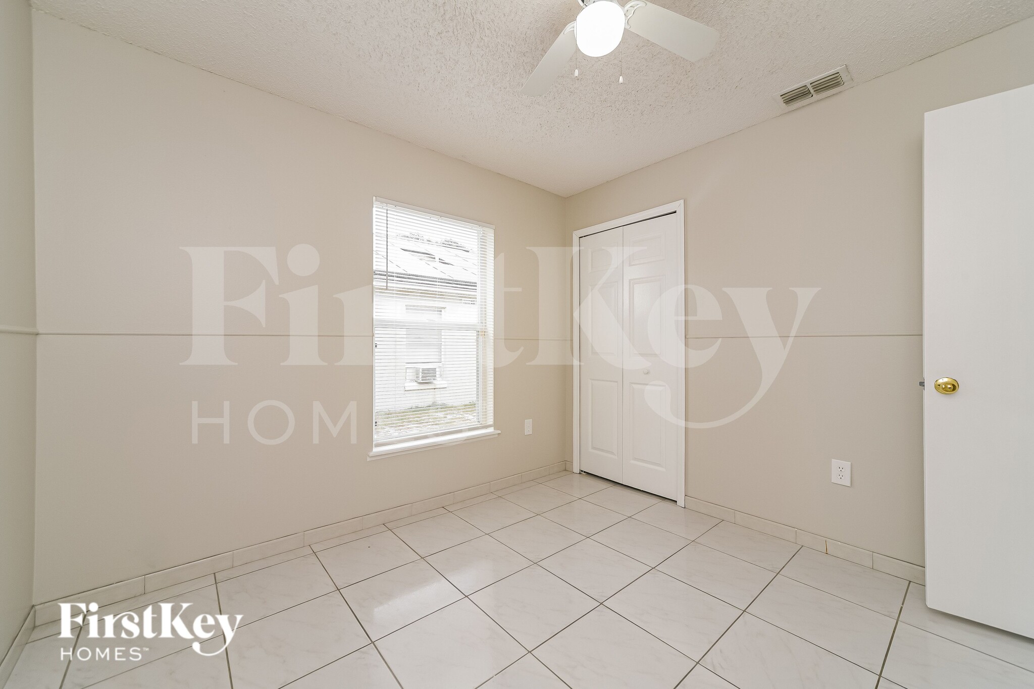Building Photo - 440 Breezeway Dr