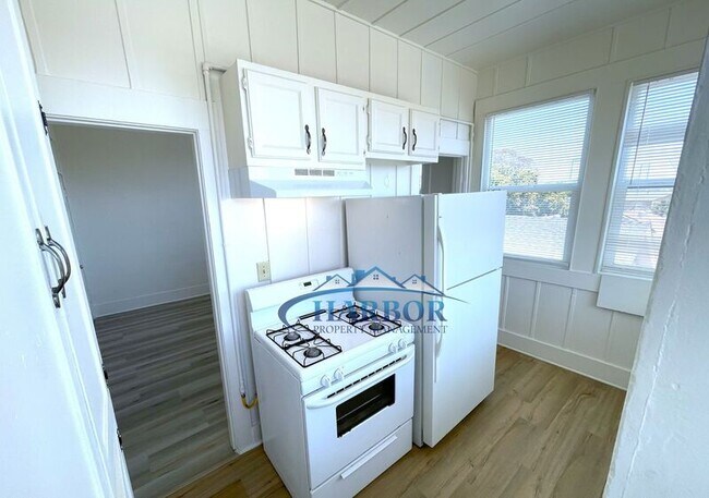 Building Photo - 341 W Amar St