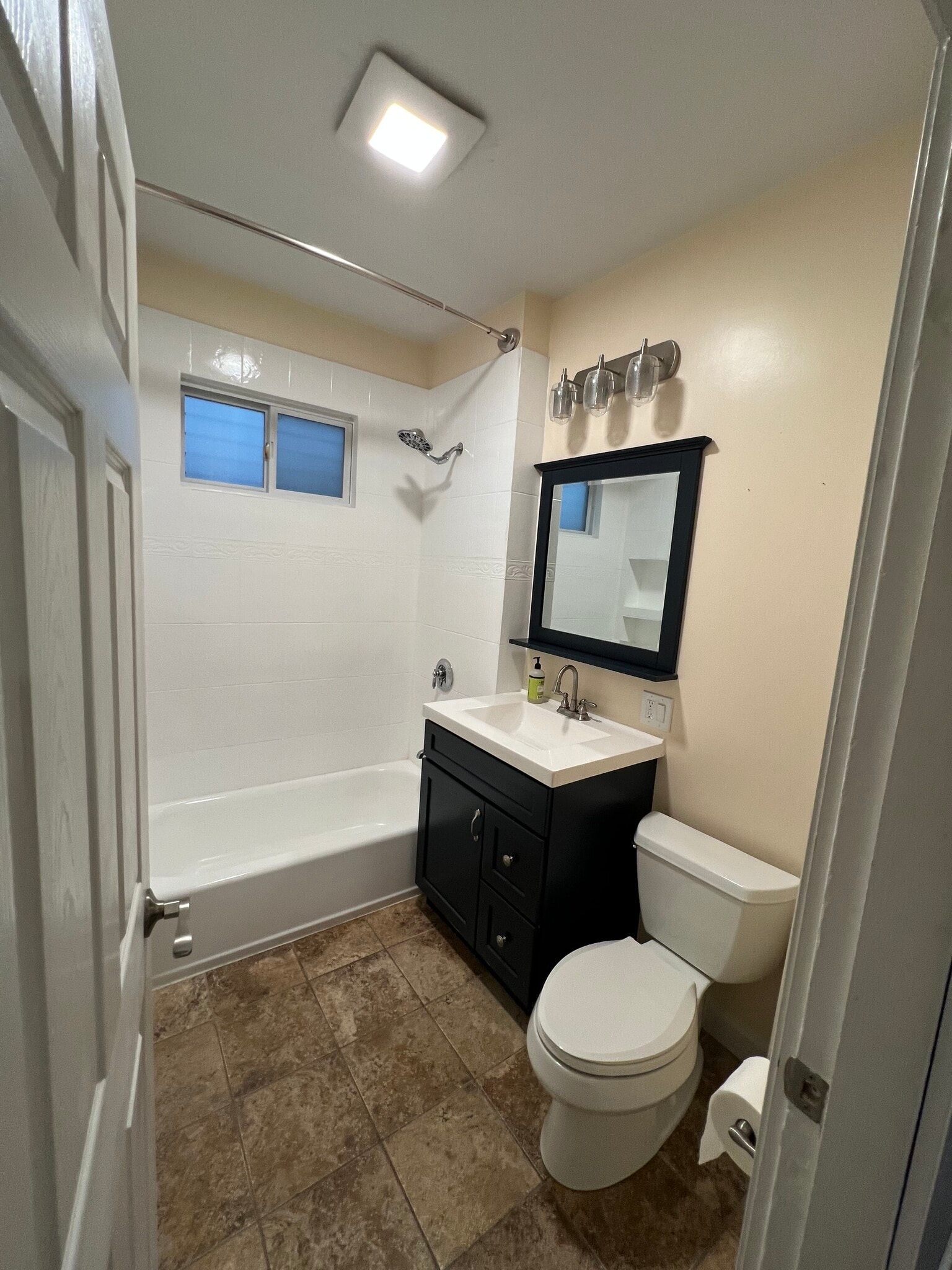 Full bathroom - 111 Falcon St