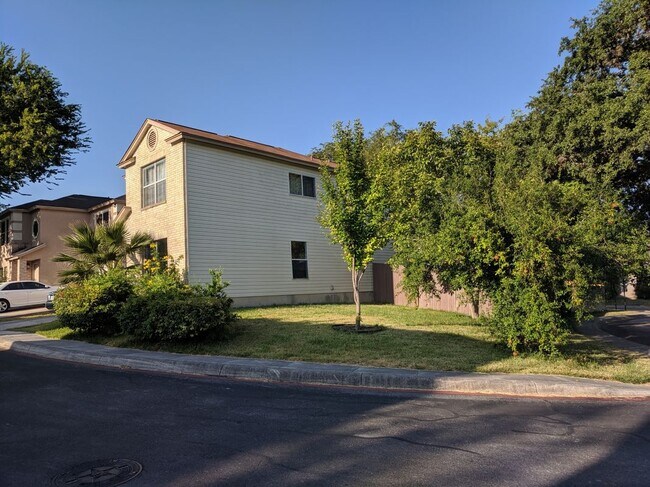 Building Photo - 19 Fannin Post