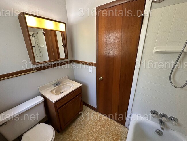 Building Photo - $925 - 2 bed 1 bath - Single Family Home