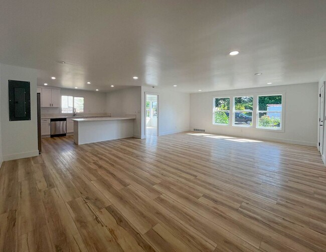 Building Photo - Charming NE Portland Apartment Near Parks, Shops & Transit