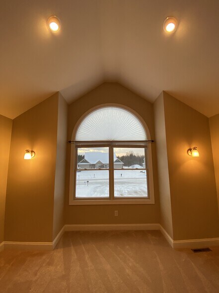 Building Photo - 4698 Brompton Dr