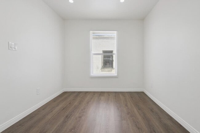 Building Photo - 366 E 55th St