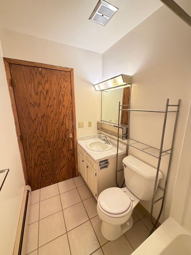 Building Photo - AVAILABLE MAY - Large 2 Bedroom Apartment!