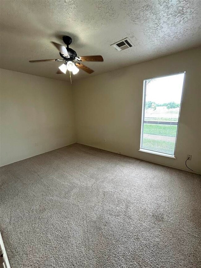 Building Photo - 905 NE Rogers Ln