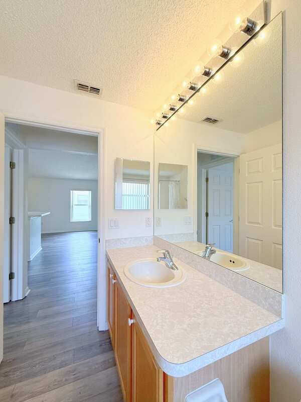 Building Photo - 240 Center Oak Cir