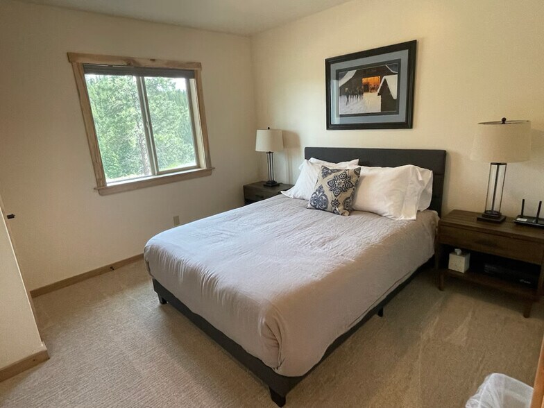 Building Photo - 245 Kokanee Dr E