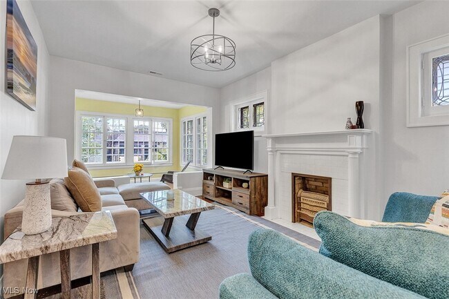 Building Photo - 2257 Grandview Ave