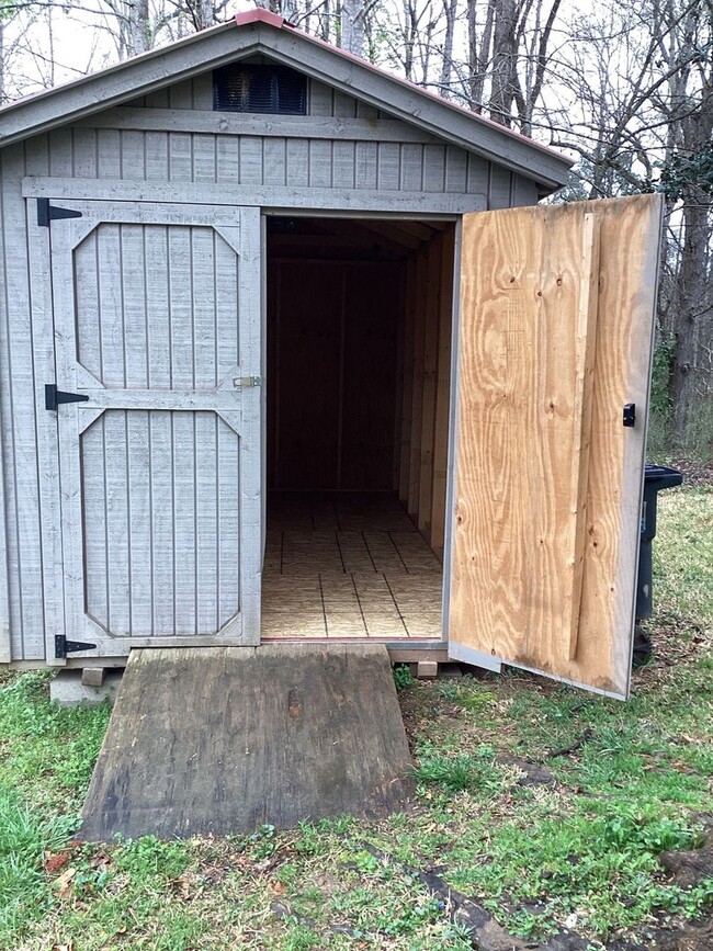 Building Photo - Three Bedroom Two Bathroom Brick Home!