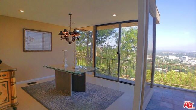 Building Photo - 3873 Beverly Ridge Dr