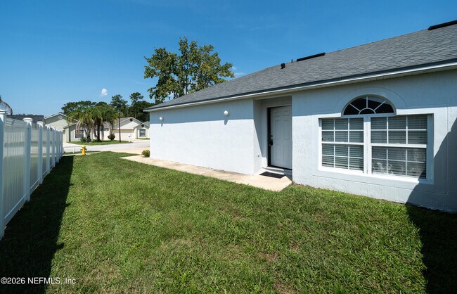 Building Photo - 8451 Oak Crossing Dr W