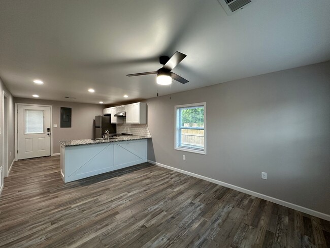 Building Photo - Cozy 2 Bedroom 1 Bathroom for Rent!