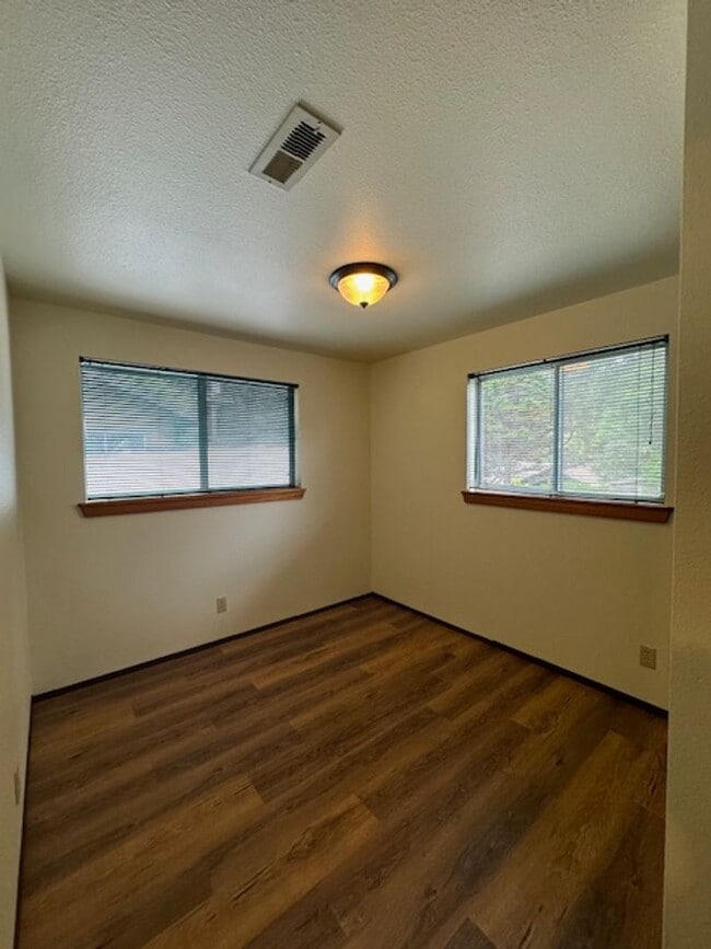 Building Photo - 2437 Ridgewood Dr