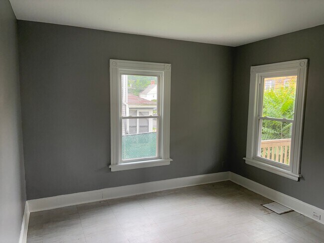 Building Photo - 563 East St