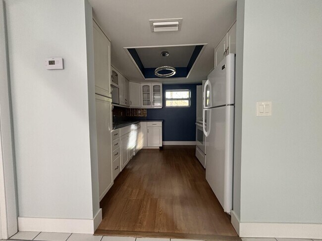 Building Photo - 1160 E 12th St