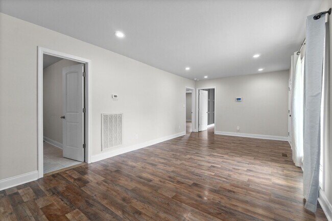 Building Photo - 370 Rossview Rd