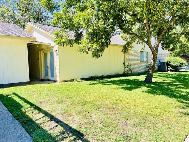 Building Photo - 2102 Richwood Dr