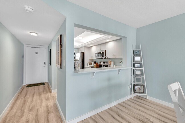 Building Photo - 10310 S Ocean Dr