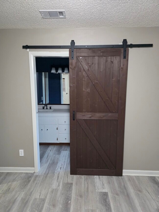 Building Photo - 1107 Davis Dr