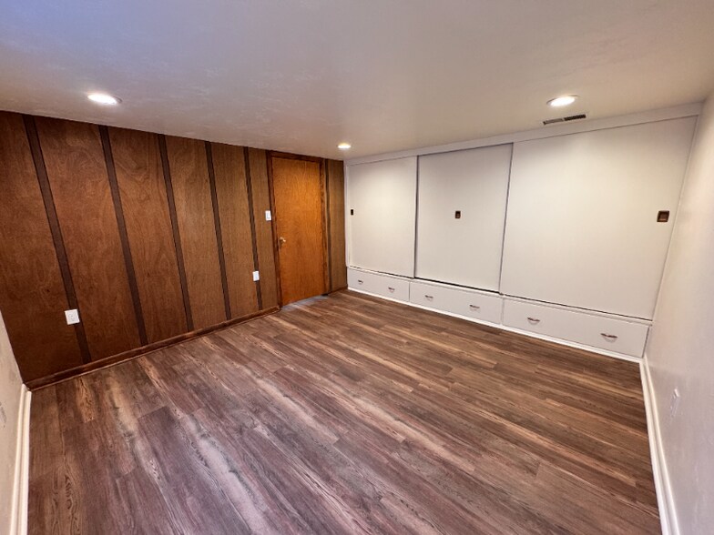 Building Photo - 607 Hollins Ave