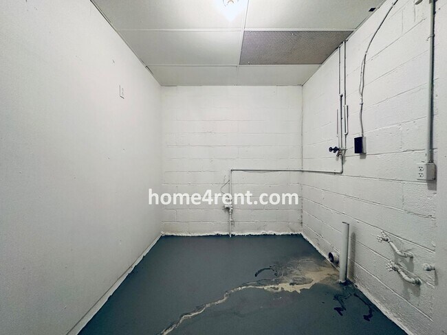 Building Photo - Adorable Ranch in Roeland Park w/ Wood Flo...