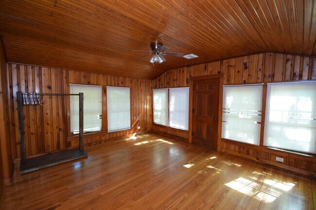 Building Photo - 3 Bed 2 Bath with Large Backyard Close to ...