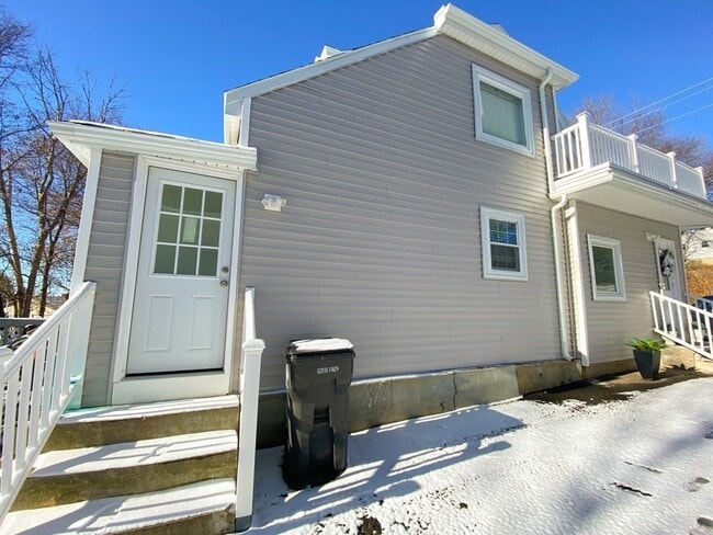 Building Photo - 576 Washington St