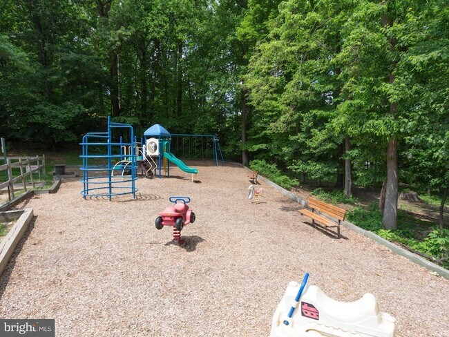 Building Photo - 2300 Pimmit Dr