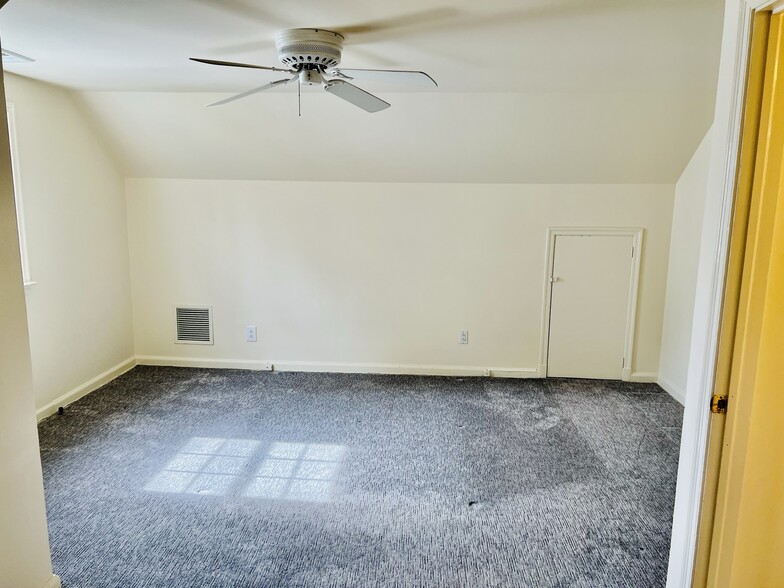 Building Photo - 6 Kensico Knoll Pl