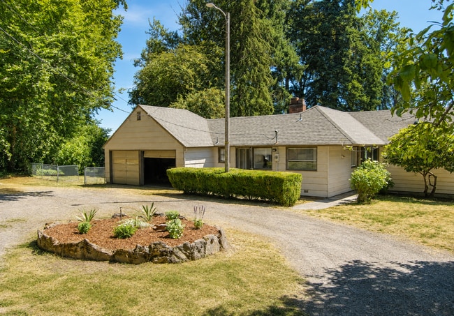 Building Photo - COLUMBIA RIVER Waterfront Home with Access on 1.5 Acres