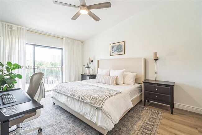 Building Photo - 3207 S Lakeview Cir