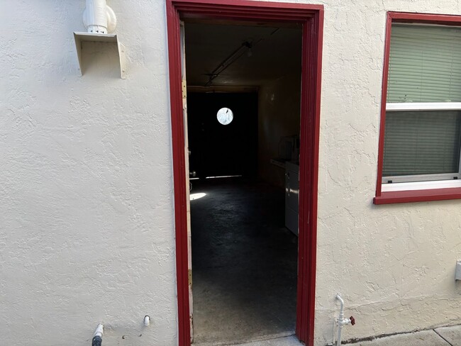 Building Photo - 1 bedroom 1 bathroom in downtown Martinez ...